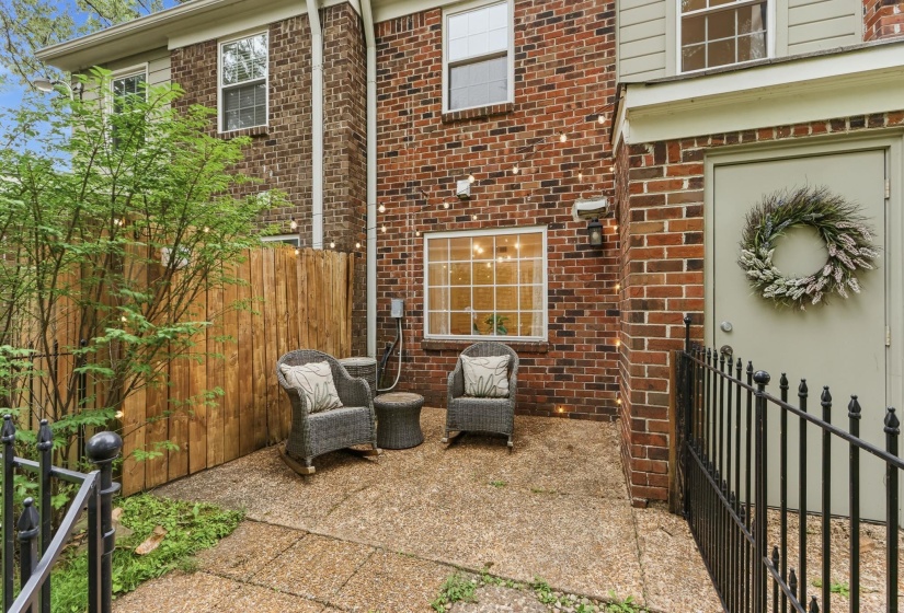 540 PEABODY SQ, Memphis, Tennessee 38104, 2 Bedrooms Bedrooms, 5 Rooms Rooms,1.2 BathroomsBathrooms,Residential,For Sale,PEABODY,10224459