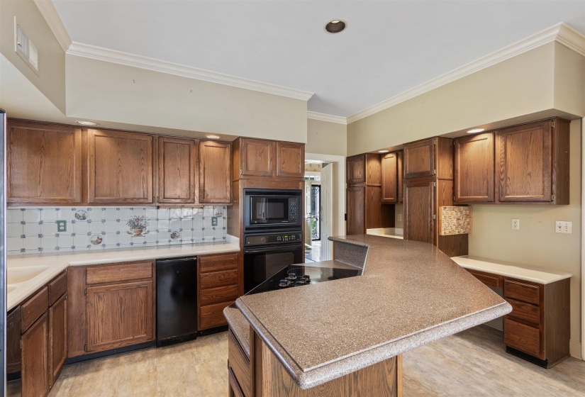 1591 CLANLO DR, Memphis, Tennessee 38104, 3 Bedrooms Bedrooms, 9 Rooms Rooms,2.1 BathroomsBathrooms,Residential,For Sale,CLANLO,10224469