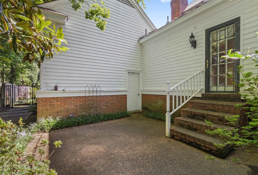 1591 CLANLO DR, Memphis, Tennessee 38104, 3 Bedrooms Bedrooms, 9 Rooms Rooms,2.1 BathroomsBathrooms,Residential,For Sale,CLANLO,10224469