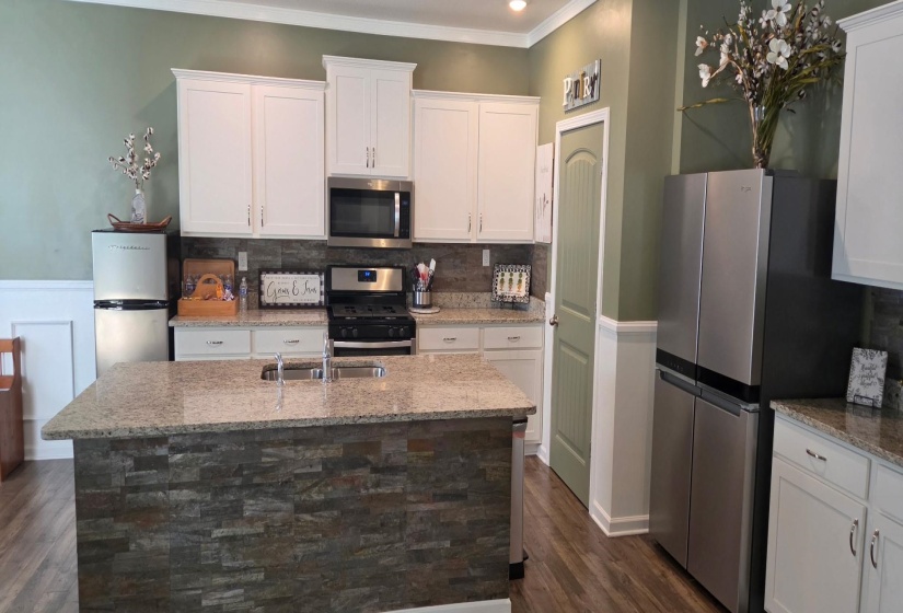 340 DRIFTWOOD LOOP, Oakland, Tennessee 38060, 4 Bedrooms Bedrooms, 7 Rooms Rooms,2 BathroomsBathrooms,Rental Properties,For Sale,DRIFTWOOD,10224485