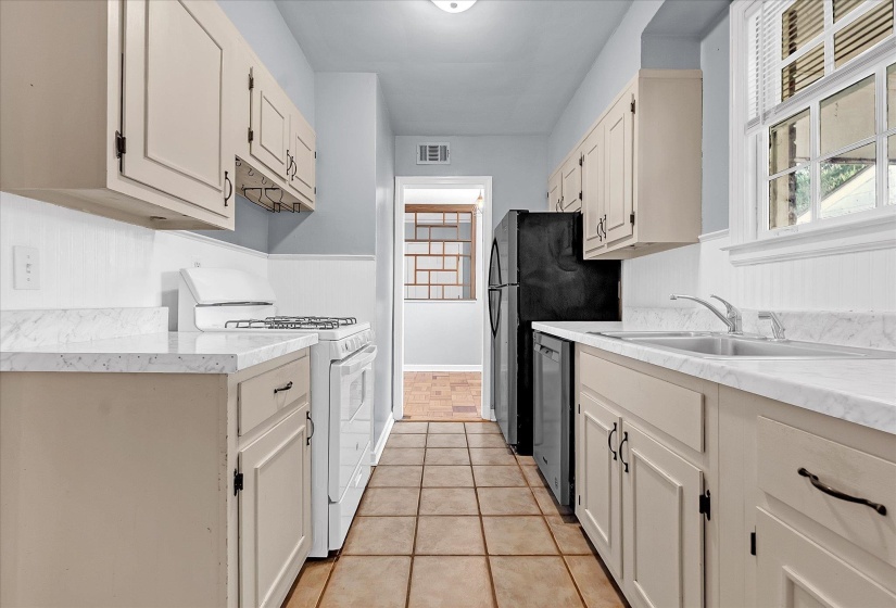3996 CANTERBURY DR, Memphis, Tennessee 38122, 3 Bedrooms Bedrooms, 8 Rooms Rooms,2 BathroomsBathrooms,Residential,For Sale,CANTERBURY,10224491