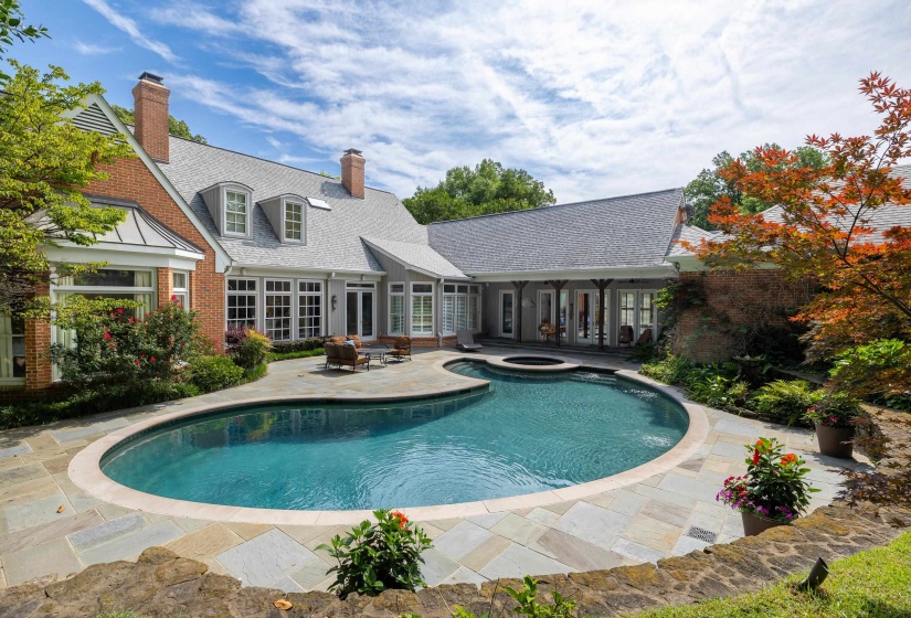 Curved swimming pool with an integrated hot tub