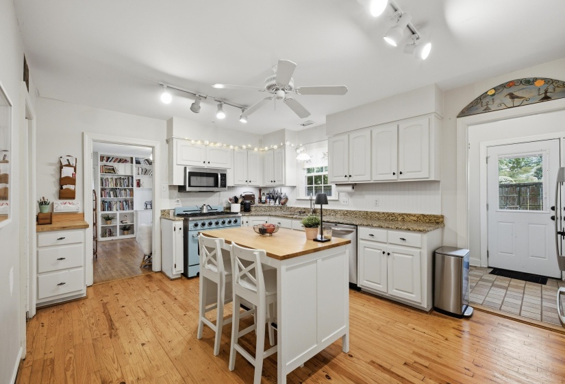 53 WALNUT GROVE CIR, Memphis, Tennessee 38117, 3 Bedrooms Bedrooms, 7 Rooms Rooms,2 BathroomsBathrooms,Residential,For Sale,WALNUT GROVE,10224525