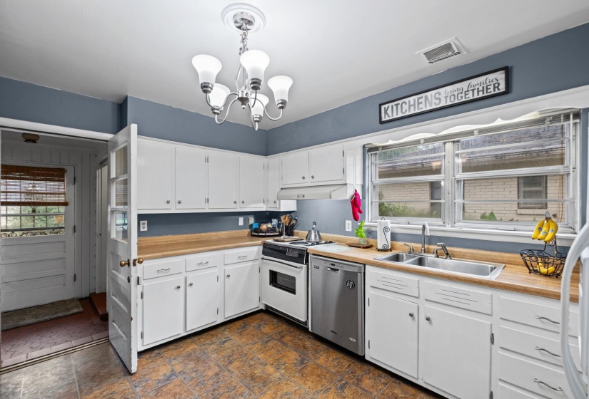 5084 WOODLARK AVE, Memphis, Tennessee 38117, 3 Bedrooms Bedrooms, 7 Rooms Rooms,2 BathroomsBathrooms,Residential,For Sale,WOODLARK,10224565
