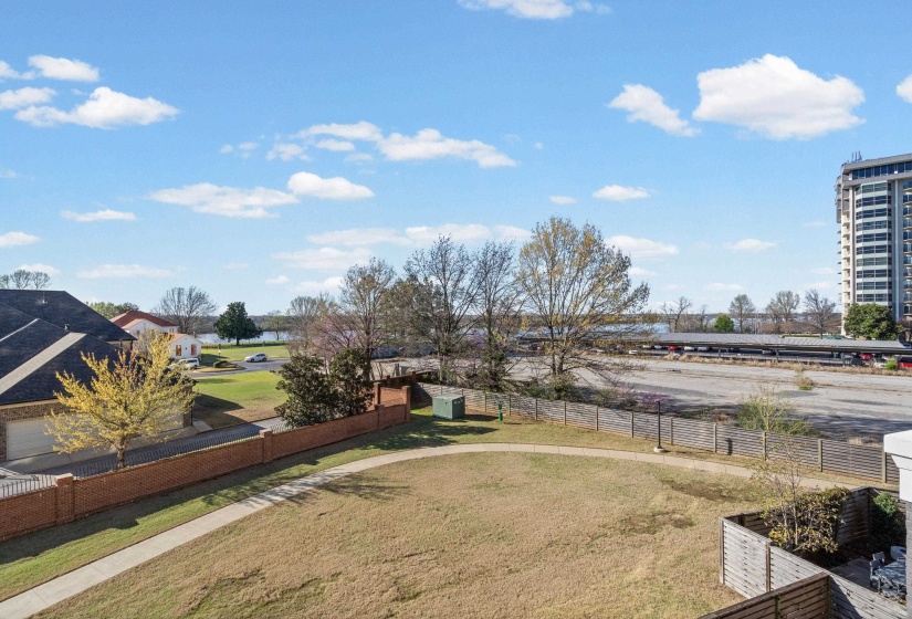 717 RIVERSIDE DR, Memphis, Tennessee 38103, 2 Bedrooms Bedrooms, 5 Rooms Rooms,2 BathroomsBathrooms,Residential,For Sale,RIVERSIDE,10224600
