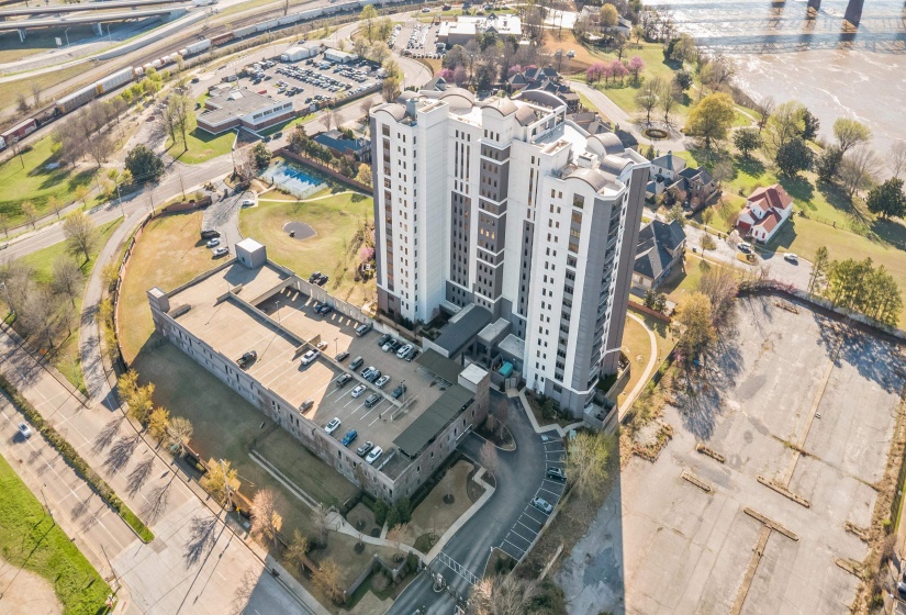 717 RIVERSIDE DR, Memphis, Tennessee 38103, 2 Bedrooms Bedrooms, 5 Rooms Rooms,2 BathroomsBathrooms,Residential,For Sale,RIVERSIDE,10224600
