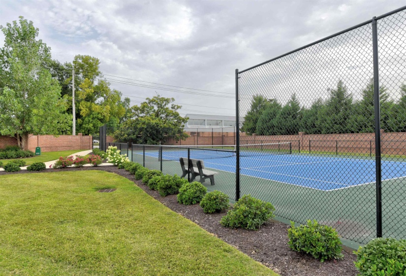 717 RIVERSIDE DR, Memphis, Tennessee 38103, 2 Bedrooms Bedrooms, 5 Rooms Rooms,2 BathroomsBathrooms,Residential,For Sale,RIVERSIDE,10224600