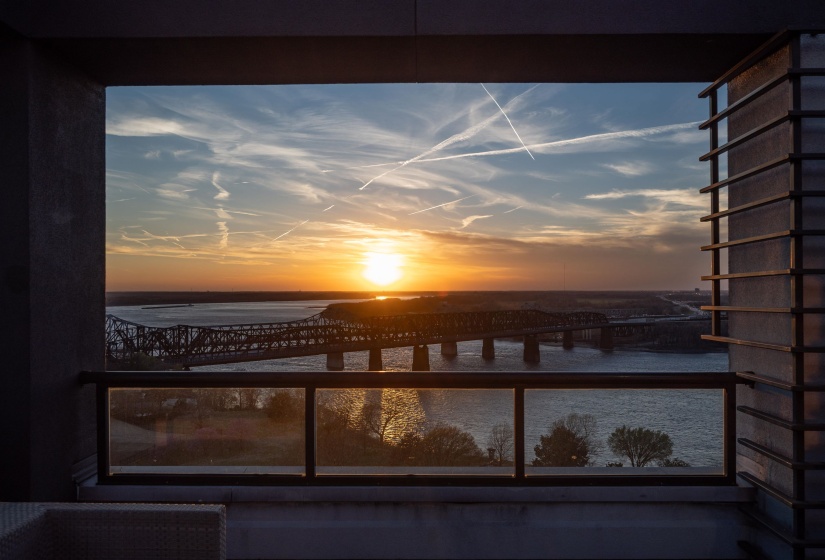 717 RIVERSIDE DR, Memphis, Tennessee 38103, 2 Bedrooms Bedrooms, 5 Rooms Rooms,2 BathroomsBathrooms,Residential,For Sale,RIVERSIDE,10224600