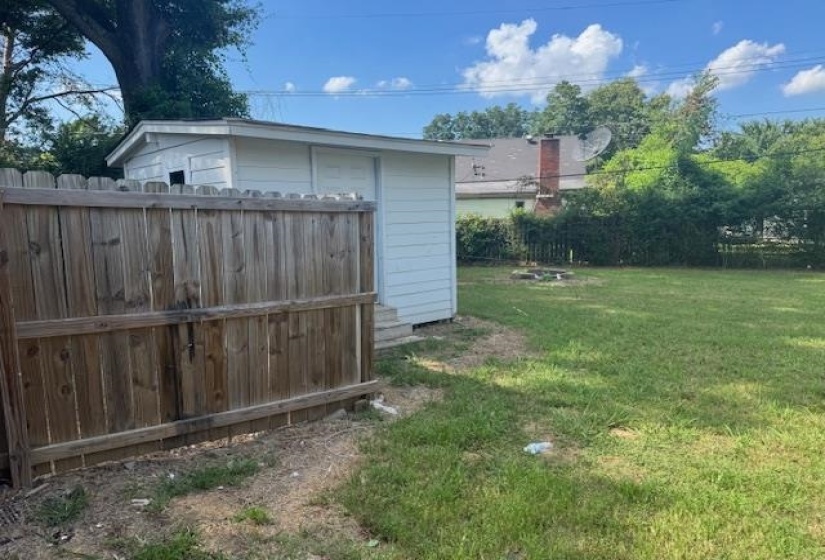 View of yard featuring a storage shed