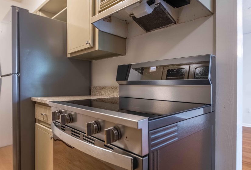 Stainless steel range with a smooth cooktop