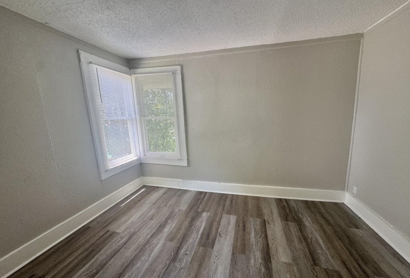 Corner window configuration with horizontal blinds