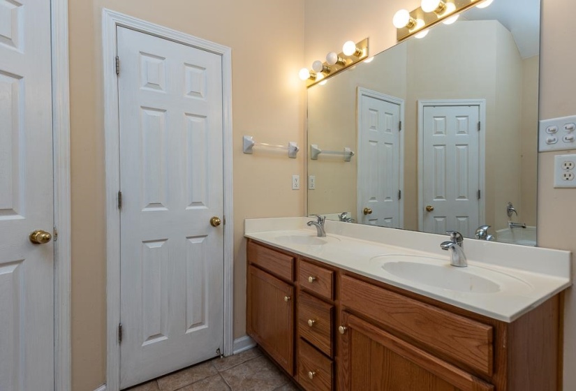 1317 ISLAND PL, Memphis, Tennessee 38103, 3 Bedrooms Bedrooms, 6 Rooms Rooms,2.1 BathroomsBathrooms,Residential,For Sale,ISLAND,10224726