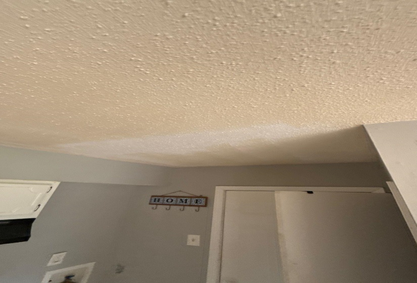 Textured ceiling with a uniform finish