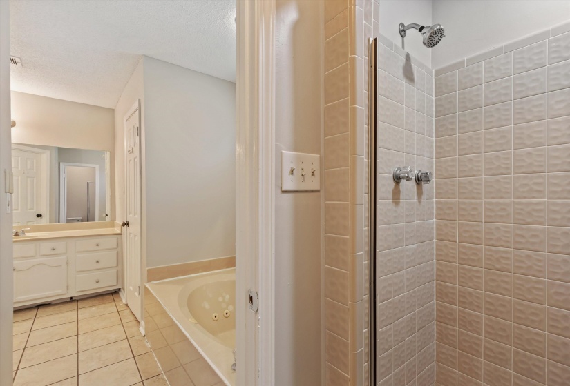 856 WOOD SHADOWS DR, Memphis, Tennessee 38018, 4 Bedrooms Bedrooms, 7 Rooms Rooms,2.1 BathroomsBathrooms,Residential,For Sale,WOOD SHADOWS,10224767