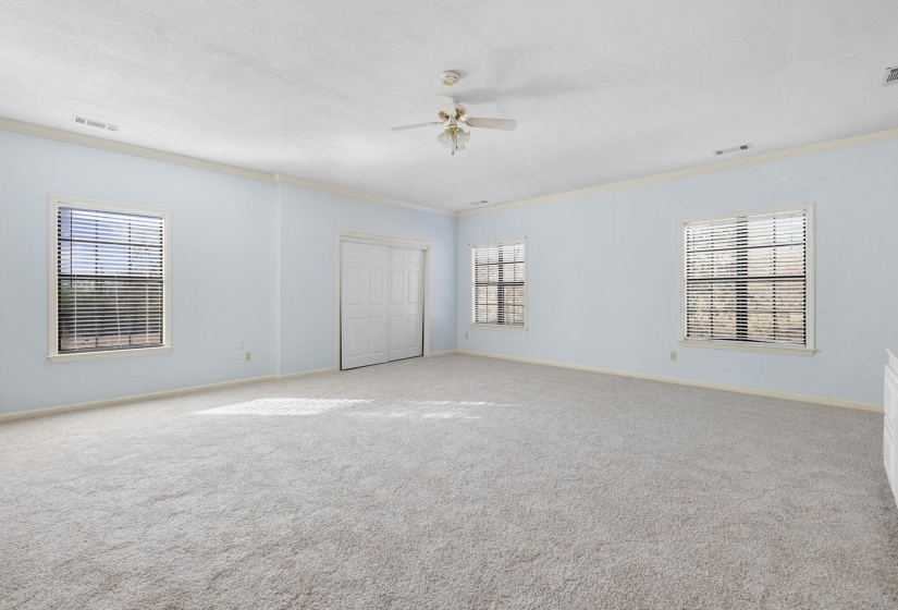 Unfurnished room featuring ornamental molding, carpet flooring, and ceiling fan