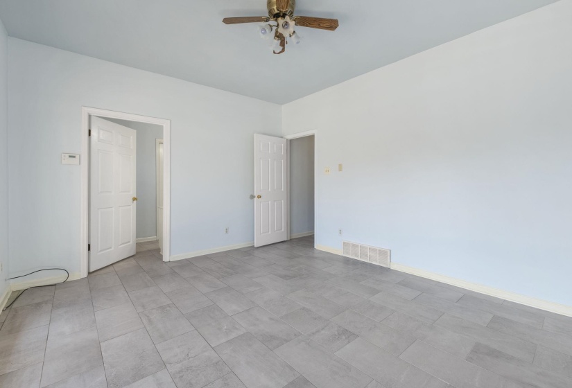 Unfurnished bedroom featuring a ceiling fan and baseboards