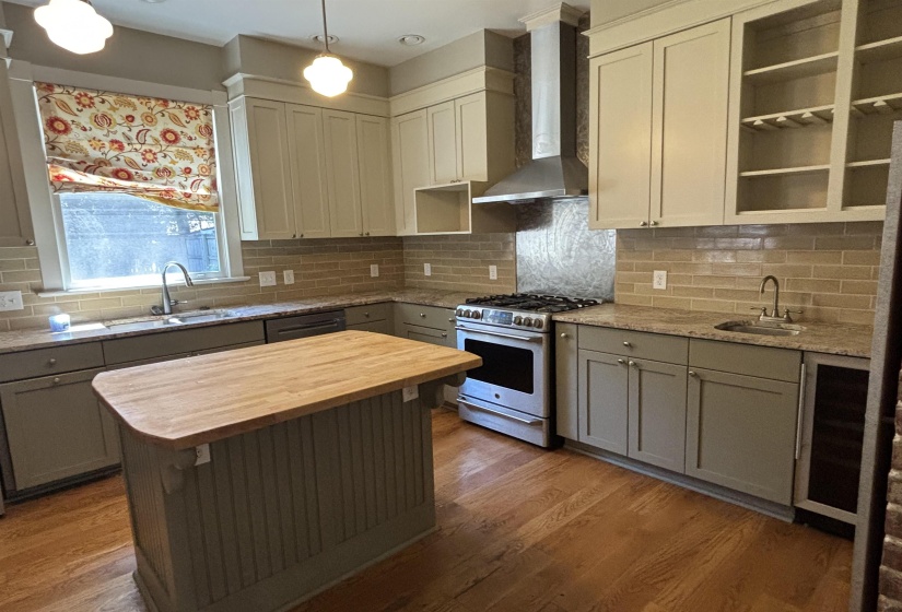2183 HARBERT AVE, Memphis, Tennessee 38104, 4 Bedroom Bedrooms, 8 Room Rooms,2.1 BathroomBathrooms,Residential,For Sale,HARBERT,0,10221082