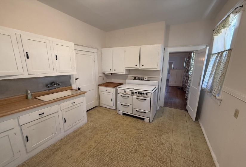 1547 FOREST AVE, Memphis, Tennessee 38112, 2 Bedrooms Bedrooms, 6 Rooms Rooms,1 BathroomBathrooms,Residential,For Sale,FOREST,10224805