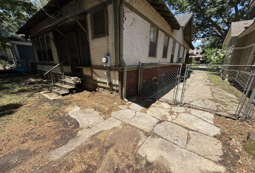 1547 FOREST AVE, Memphis, Tennessee 38112, 2 Bedrooms Bedrooms, 6 Rooms Rooms,1 BathroomBathrooms,Residential,For Sale,FOREST,10224805