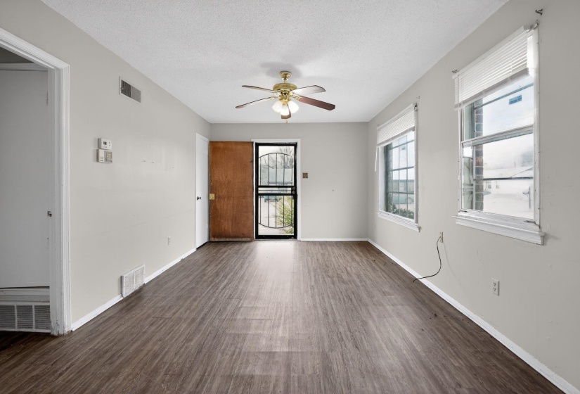 Spare room with dark wood-style floors, a textured ceiling, and ceiling fan