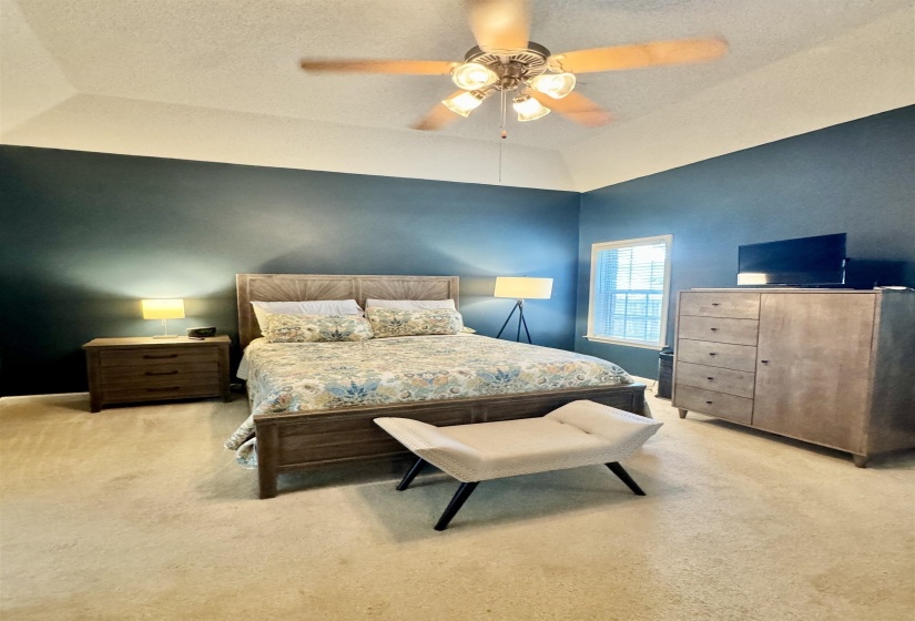 Vaulted ceiling featuring a ceiling fan with integrated lighting