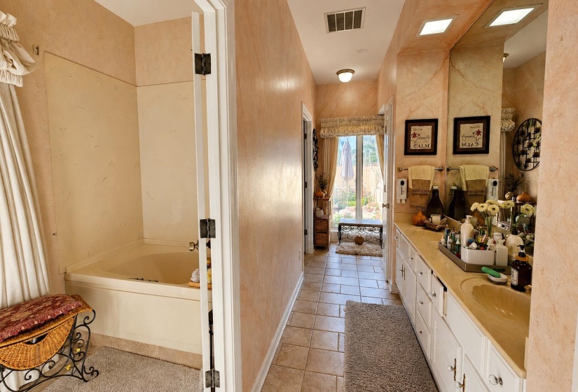 8332 COUNTRYWOOD FWY, Memphis, Tennessee 38016, 4 Bedrooms Bedrooms, 11 Rooms Rooms,4.2 BathroomsBathrooms,Residential,For Sale,COUNTRYWOOD,10224882