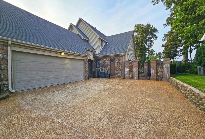 8332 COUNTRYWOOD FWY, Memphis, Tennessee 38016, 4 Bedrooms Bedrooms, 11 Rooms Rooms,4.2 BathroomsBathrooms,Residential,For Sale,COUNTRYWOOD,10224882