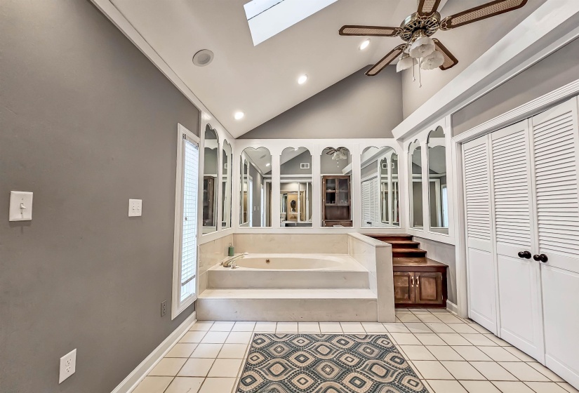 2455 SURREYHILL PL, Memphis, Tennessee 38016, 5 Bedrooms Bedrooms, 10 Rooms Rooms,3.1 BathroomsBathrooms,Residential,For Sale,SURREYHILL,10224883