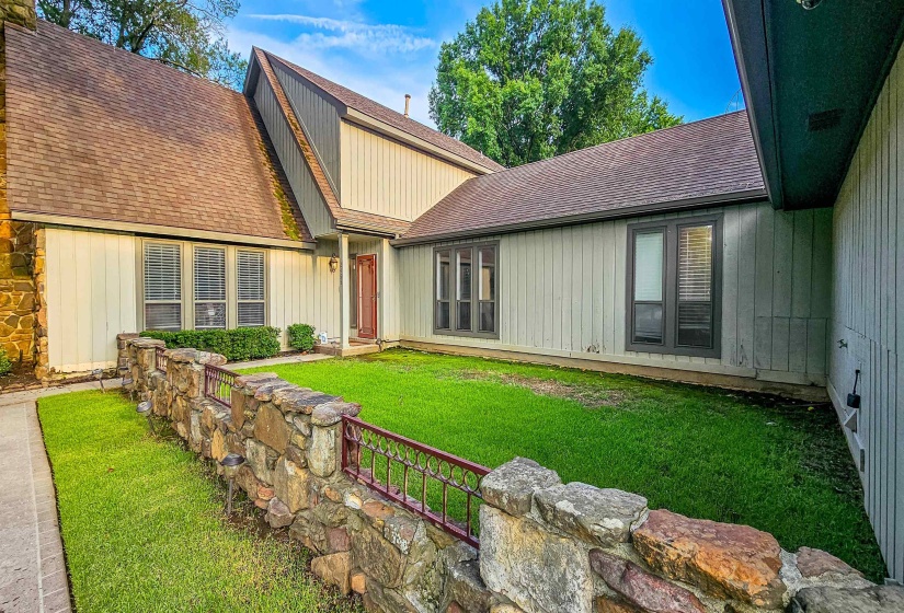 2455 SURREYHILL PL, Memphis, Tennessee 38016, 5 Bedrooms Bedrooms, 10 Rooms Rooms,3.1 BathroomsBathrooms,Residential,For Sale,SURREYHILL,10224883