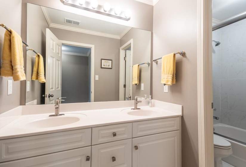 8960 GROVELAWN CV, Germantown, Tennessee 38139, 4 Bedrooms Bedrooms, 10 Rooms Rooms,3.1 BathroomsBathrooms,Residential,For Sale,GROVELAWN,10224898
