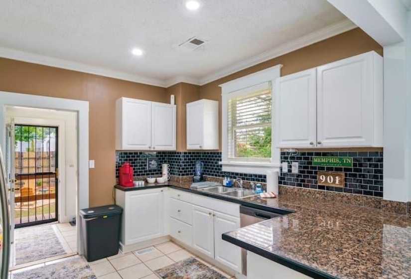 2036 LINDEN AVE, Memphis, Tennessee 38104, 3 Bedrooms Bedrooms, 7 Rooms Rooms,1 BathroomBathrooms,Rental Properties,For Sale,LINDEN,10224919