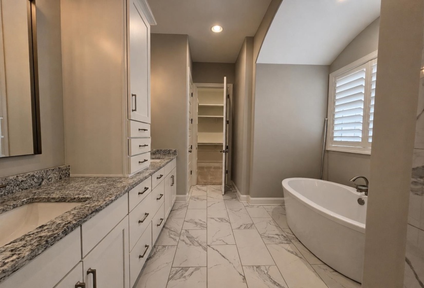 217 CHADWICK WOODS LN, Collierville, Tennessee 38017, 4 Bedrooms Bedrooms, 9 Rooms Rooms,3.1 BathroomsBathrooms,Residential,For Sale,CHADWICK WOODS,10224912