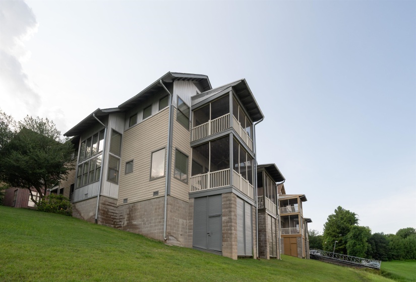 692 MARINA COTTAGE DR, Memphis, Tennessee 38103, 2 Bedrooms Bedrooms, 6 Rooms Rooms,2.1 BathroomsBathrooms,Residential,For Sale,MARINA COTTAGE,10224941