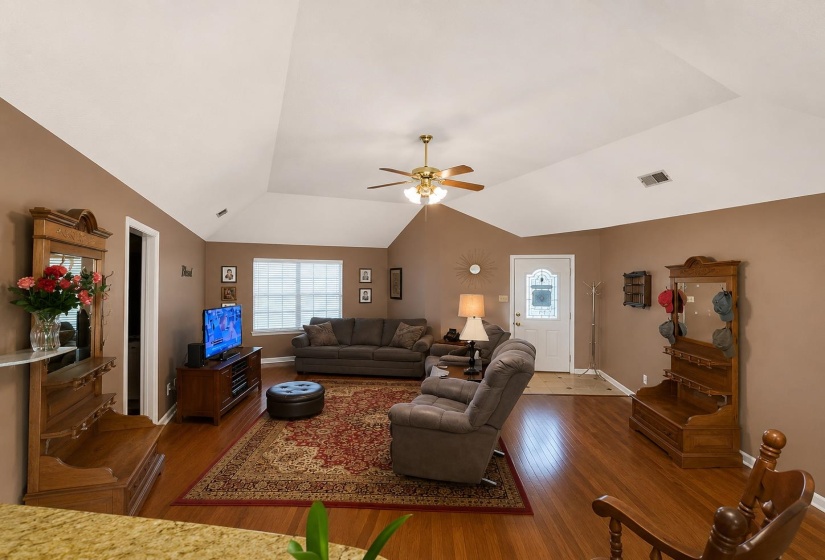 415 OAKLAND HILLS DR, Oakland, Tennessee 38060, 3 Bedrooms Bedrooms, 5 Rooms Rooms,2 BathroomsBathrooms,Residential,For Sale,OAKLAND HILLS,10224946