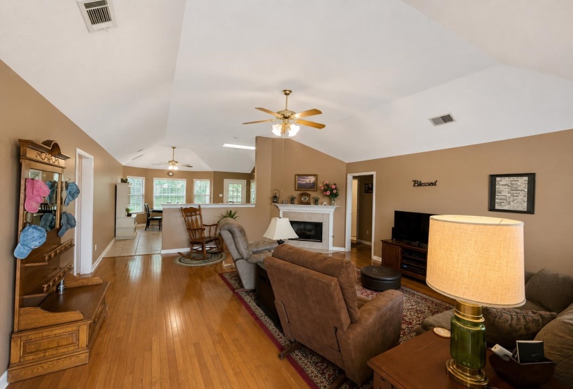 415 OAKLAND HILLS DR, Oakland, Tennessee 38060, 3 Bedrooms Bedrooms, 5 Rooms Rooms,2 BathroomsBathrooms,Residential,For Sale,OAKLAND HILLS,10224946