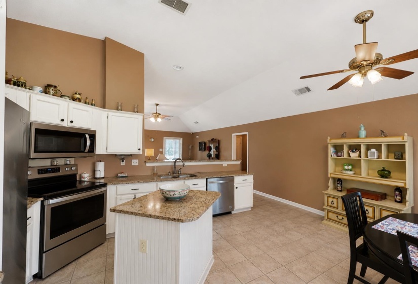 415 OAKLAND HILLS DR, Oakland, Tennessee 38060, 3 Bedrooms Bedrooms, 5 Rooms Rooms,2 BathroomsBathrooms,Residential,For Sale,OAKLAND HILLS,10224946