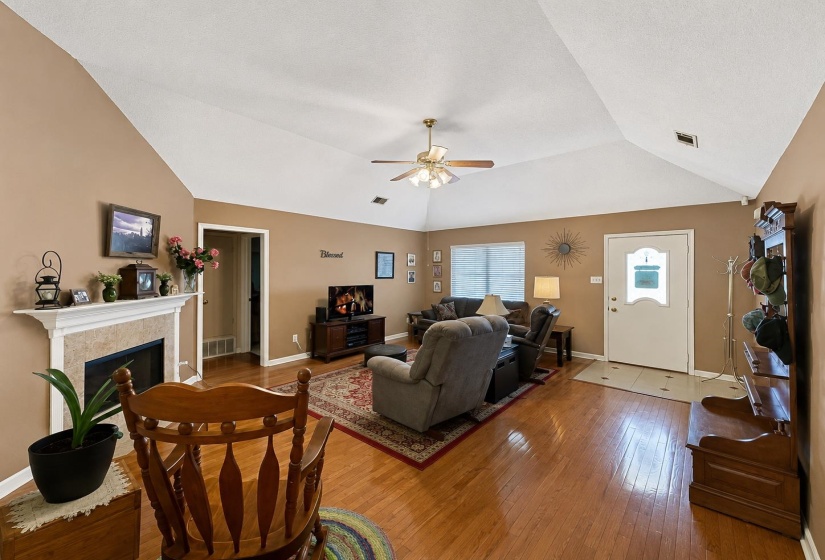 415 OAKLAND HILLS DR, Oakland, Tennessee 38060, 3 Bedrooms Bedrooms, 5 Rooms Rooms,2 BathroomsBathrooms,Residential,For Sale,OAKLAND HILLS,10224946