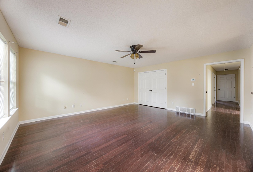 Spare room with dark wood finished floors and a ceiling fan