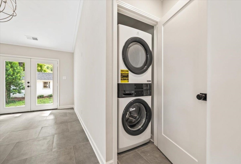 Integrated laundry closet with stacked appliances