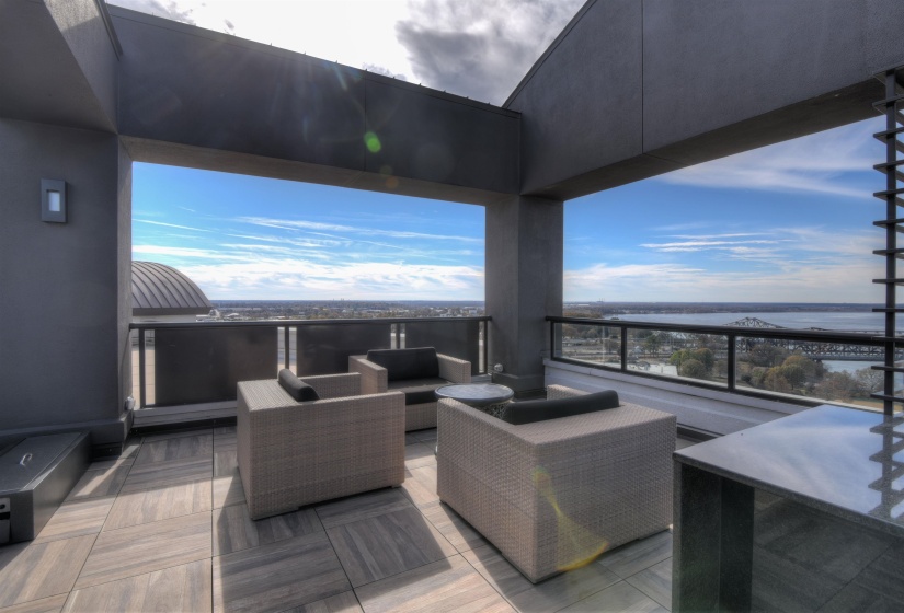 717 RIVERSIDE DR, Memphis, Tennessee 38103, 2 Bedrooms Bedrooms, 6 Rooms Rooms,2 BathroomsBathrooms,Residential,For Sale,RIVERSIDE,10224966