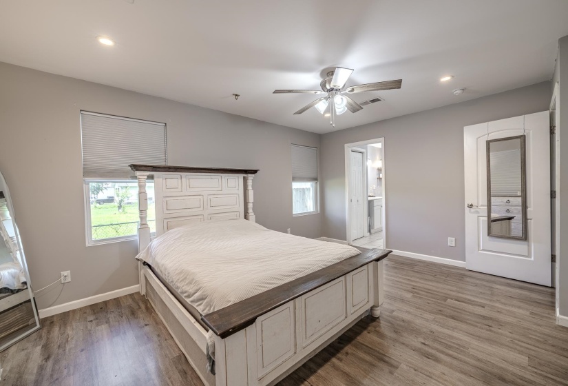 Spacious room featuring wood-finish flooring, recessed lighting, and a ceiling fan