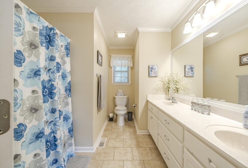 335 JORDAN GLEN LN, Savannah, Tennessee 38372, 3 Bedrooms Bedrooms, 8 Rooms Rooms,2 BathroomsBathrooms,Residential,For Sale,JORDAN GLEN,10225008