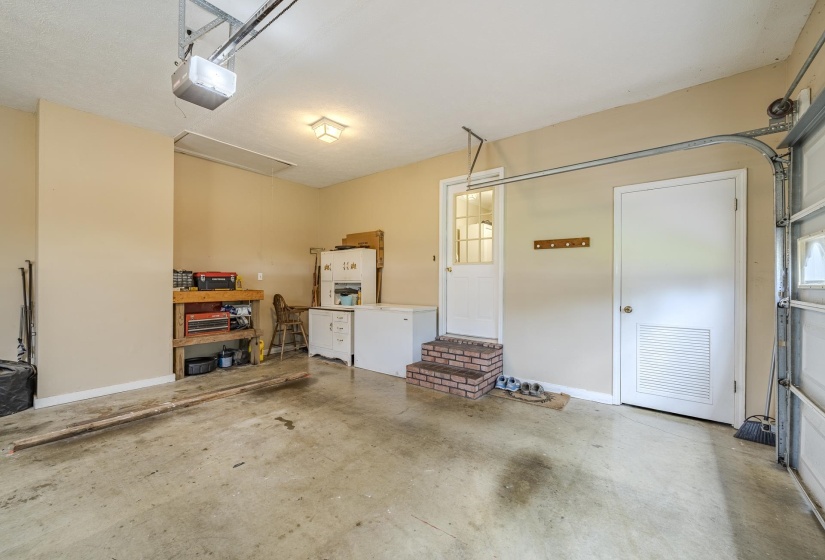 335 JORDAN GLEN LN, Savannah, Tennessee 38372, 3 Bedrooms Bedrooms, 8 Rooms Rooms,2 BathroomsBathrooms,Residential,For Sale,JORDAN GLEN,10225008