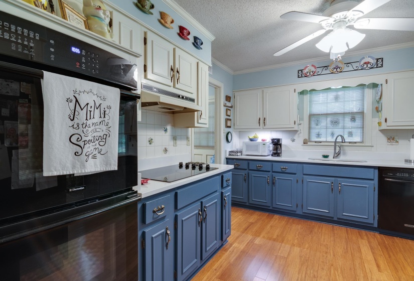 Self cleaning double oven and smooth cooktop are ready for those family dinners.