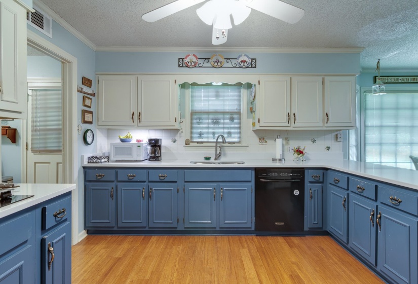 139 WALNUT BEND RD, Memphis, Tennessee 38018, 5 Bedrooms Bedrooms, 9 Rooms Rooms,2.1 BathroomsBathrooms,Residential,For Sale,WALNUT BEND,10225021