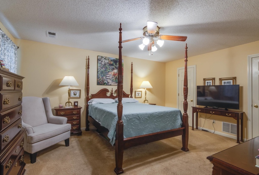 139 WALNUT BEND RD, Memphis, Tennessee 38018, 5 Bedrooms Bedrooms, 9 Rooms Rooms,2.1 BathroomsBathrooms,Residential,For Sale,WALNUT BEND,10225021