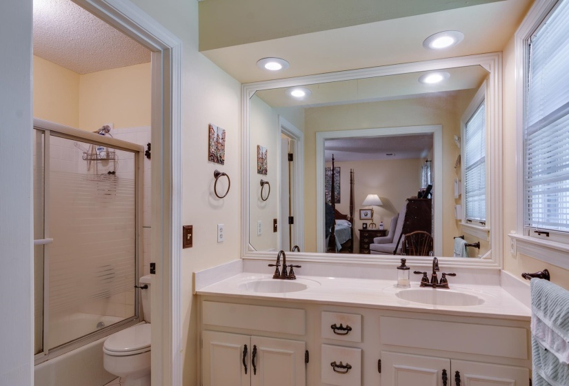 139 WALNUT BEND RD, Memphis, Tennessee 38018, 5 Bedrooms Bedrooms, 9 Rooms Rooms,2.1 BathroomsBathrooms,Residential,For Sale,WALNUT BEND,10225021