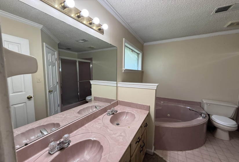 Dual vanity with shell-shaped sinks and a large wall-mounted mirror