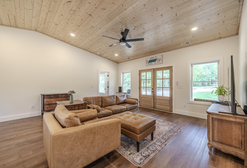 395 WEST DR, Savannah, Tennessee 38372, 3 Bedrooms Bedrooms, 6 Rooms Rooms,2 BathroomsBathrooms,Residential,For Sale,WEST,10225042