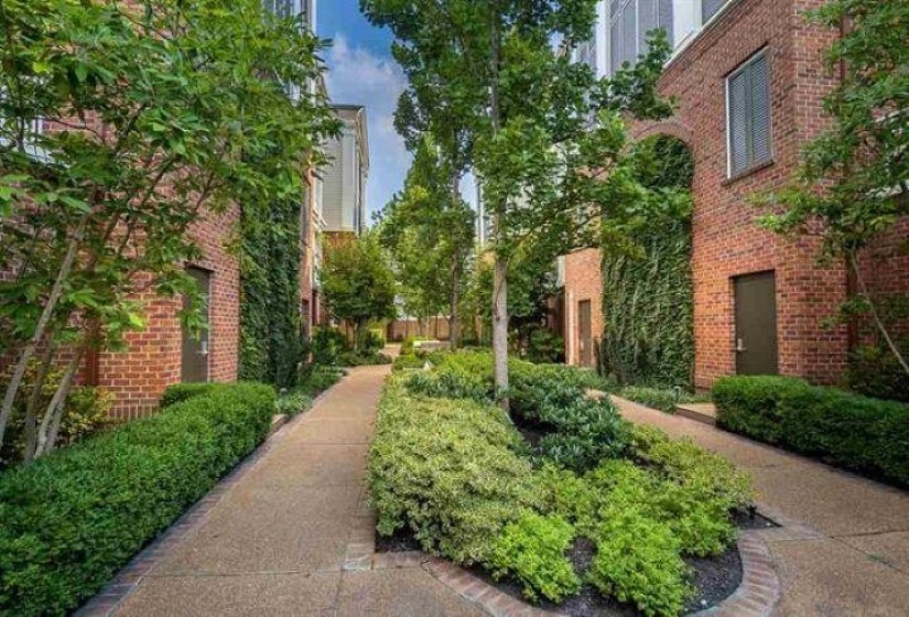 5204 LEXINGTON CLUB CV, Memphis, Tennessee 38117, 2 Bedrooms Bedrooms, 7 Rooms Rooms,2 BathroomsBathrooms,Residential,For Sale,LEXINGTON CLUB,10225048